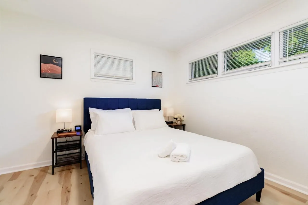 Lovely Landing Pad Near Lambert Airport 3 Bed Bath Berkeley